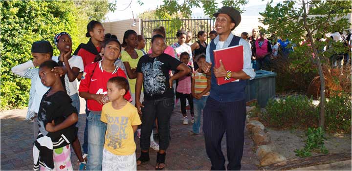 Bradley van Sitters with the children from the Lavender Hill School at the Ronde-Vlei Nature Reserve